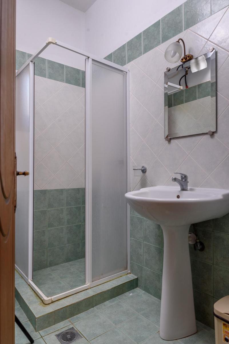 Leonidas Xinovrisi Exterior foto